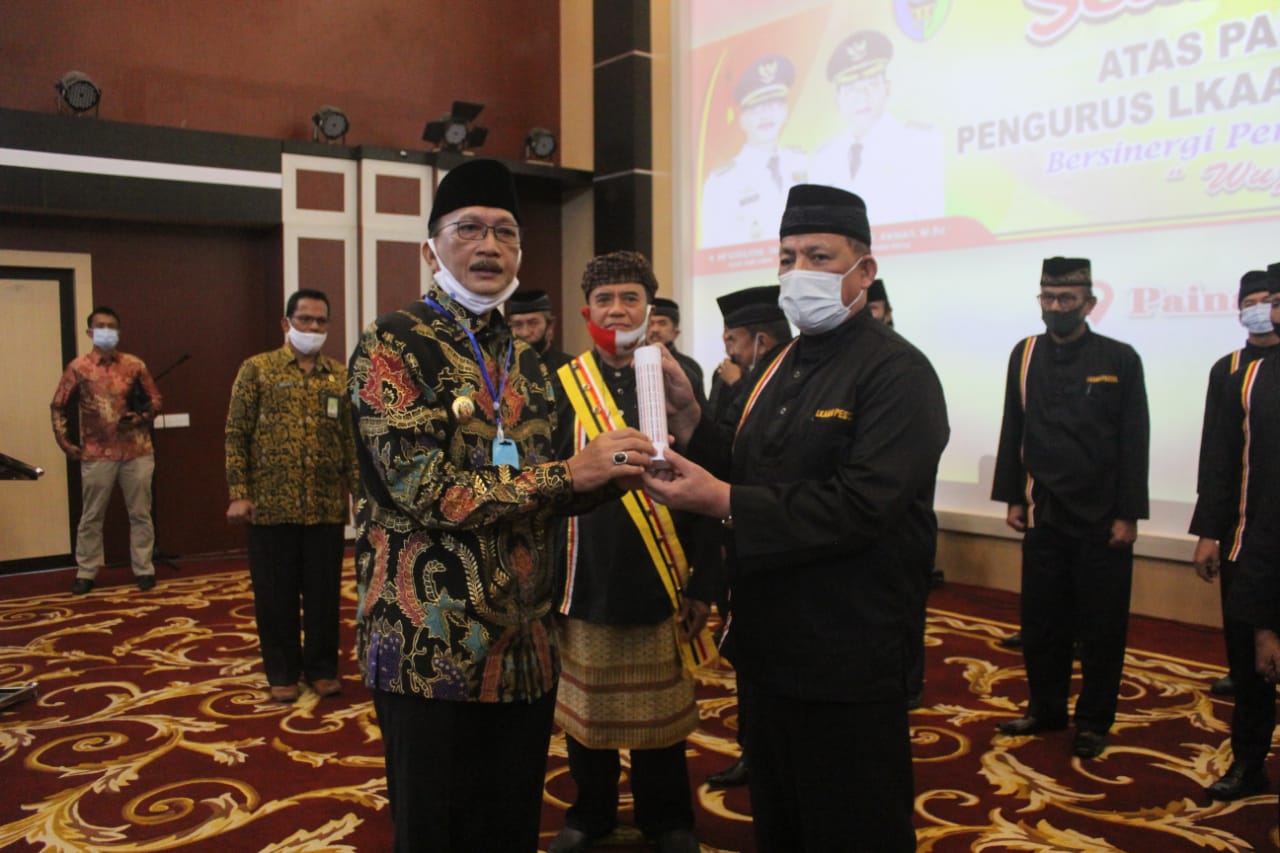 Bupati Pesisir Selatan, Hendrajoni hadiri pengukuhan  pengurus LKAAM Kabupaten Pesisir Selatan, periode 2019-2024, di Painan Convention Center, Kamis (16/7).